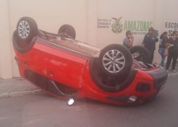 Carro capota na zona Oeste de Manaus; veja vídeo