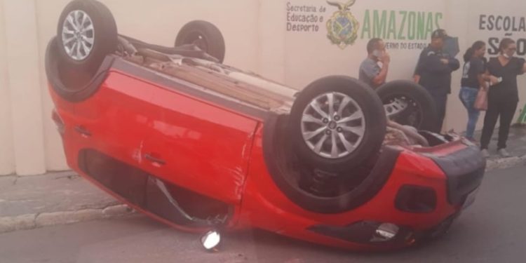Carro capota na zona Oeste de Manaus; veja vídeo