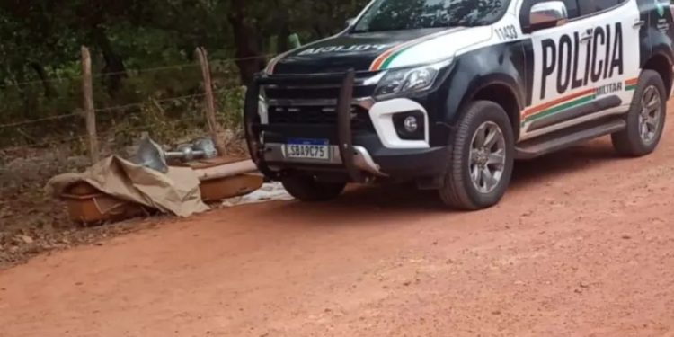 Caixão com defunto é desovado na estrada após bandidos roubarem carro funerário