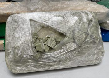 Homem é preso com pasta base de cocaína avaliada em R$ 450 mil, arma de fogo e munições em Manaus