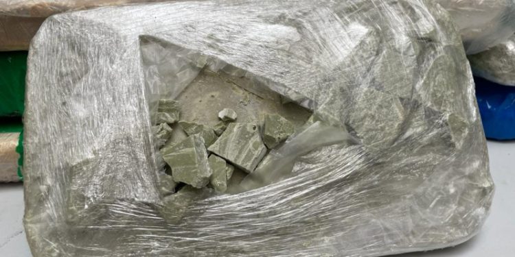 Homem é preso com pasta base de cocaína avaliada em R$ 450 mil, arma de fogo e munições em Manaus