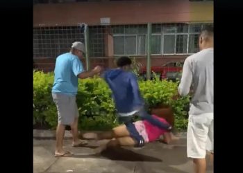 Faxineira trans é espancada por grupo de homens após ser chamada de ‘aberração’