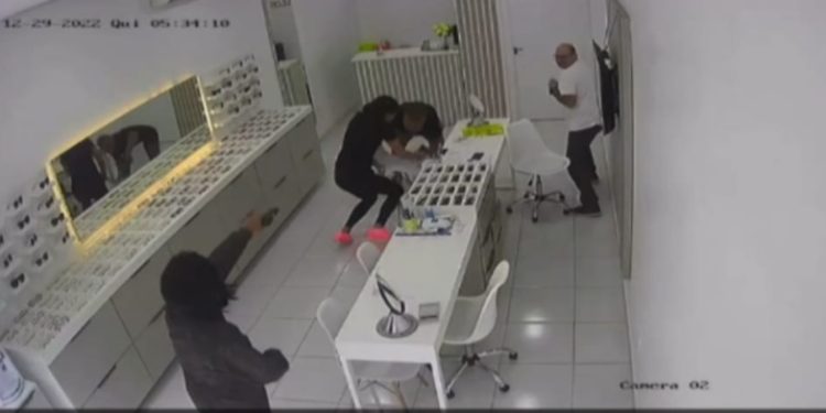 Vulgo ‘Catitu’ é executado em ótica; veja vídeo