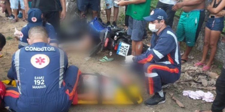 Homem morre e mulher que vinha na garupa fica ferida em acidente na Zona Leste de Manaus