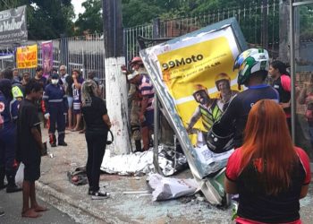 Mulher morre esmagada e homem fica ferido ao serem atropelados em parada de ônibus em Manaus