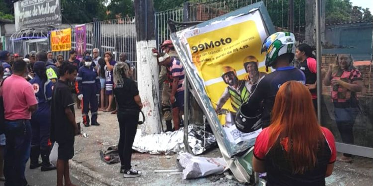 Mulher morre esmagada e homem fica ferido ao serem atropelados em parada de ônibus em Manaus
