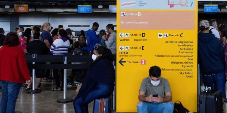 Aeronautas ganham reajuste, vale alimentação de R$ 495 e a greve acaba em todo o Brasil