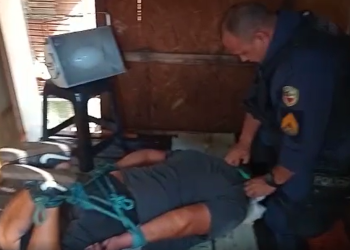 Vídeo: Avô que ia morrer no lugar do neto no ‘Tribunal do Crime’ em Manaus é salvo pela PM