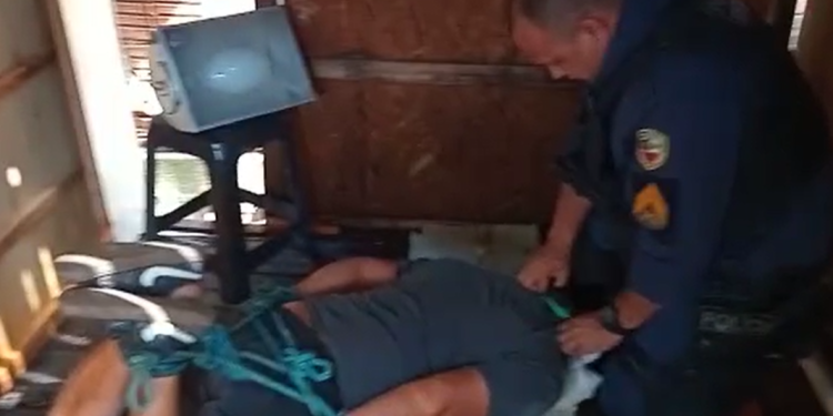 Vídeo: Avô que ia morrer no lugar do neto no ‘Tribunal do Crime’ em Manaus é salvo pela PM