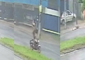 Moto é ‘fechada’ por carro e mulher ‘voa’ na pista molhada na Zona Norte de Manaus