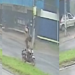 Moto é ‘fechada’ por carro e mulher ‘voa’ na pista molhada na Zona Norte de Manaus