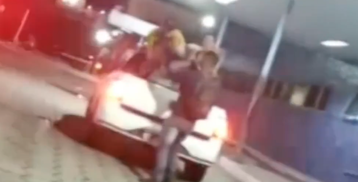 Jovem é baleado no rosto na calçada de casa e morre ao chegar em hospital de Manaus