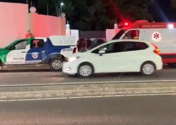 População se une e enche assaltante de ‘carinho’ em parada de ônibus na Torquato