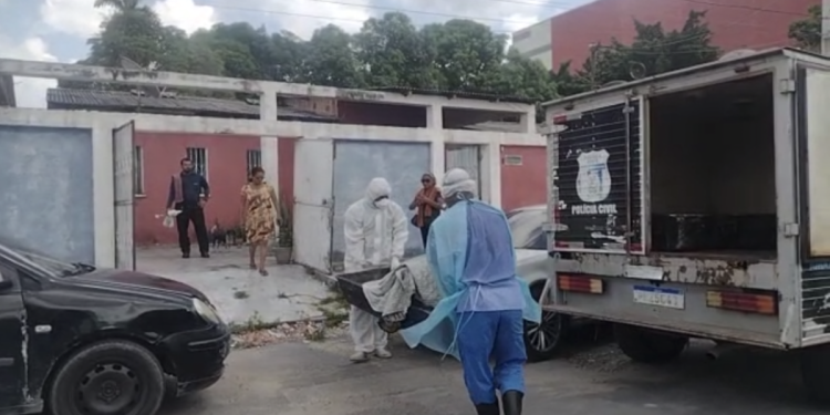 Homem é encontrado morto em Manaus com barra de ferro ao lado do corpo após ser ameaçado