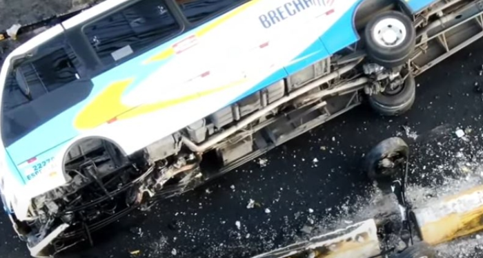 Ônibus de rota pro Distrito bate em ‘dente de dragão’, capota e cinco ficam feridos; vídeo