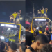 Vídeo: Moradores do Morro da Liberdade não desanimam com derrota e dançam em cima do busão