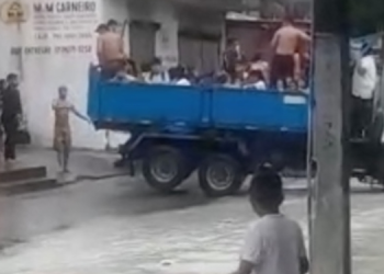Em Manaus, caçamba resgata crianças presas em escola alagada