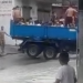 Em Manaus, caçamba resgata crianças presas em escola alagada