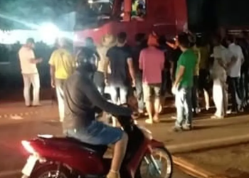 Vídeos: Mulher é atropelada após caminhoneiros furarem bloqueio de bolsonaristas na BR