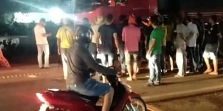 Vídeos: Mulher é atropelada após caminhoneiros furarem bloqueio de bolsonaristas na BR
