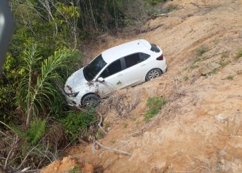 Cena forte: Carro é abandonado na AM-010 com dois homens e uma mulher vendados e mortos a tiros