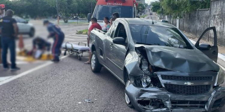 Idoso é atropelado por motorista que ultrapassava outros carros em alta velocidade em Manaus