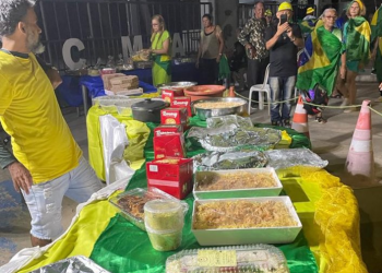 Bolsonaristas não saem da frente do CMA nem no Natal e realizam ceia natalina farta
