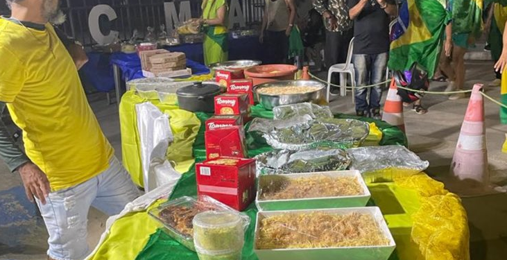Bolsonaristas não saem da frente do CMA nem no Natal e realizam ceia natalina farta