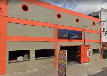 Vídeo: Homens são flagrados fazendo ‘banheirão’ em sanitário minúsculo de boate em Manaus