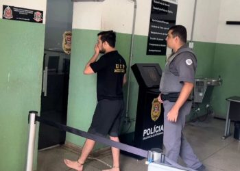 Ex-comediante enforca a própria mãe e ameaça irmão de morte