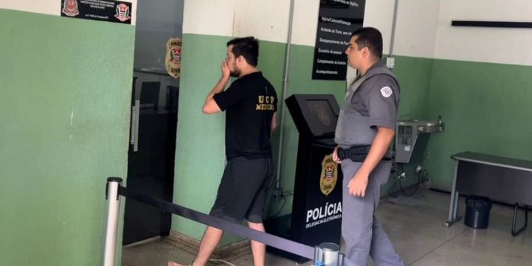 Ex-comediante enforca a própria mãe e ameaça irmão de morte