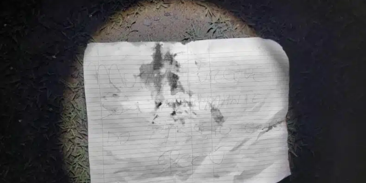 Homem executado no Distrito Industrial seria informante do ‘Cássio corno’, diz bilhete