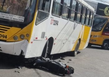 Em ‘curva da morte’ no bairro Armando Mendes, motoqueiro vai parar debaixo de ônibus; vídeo