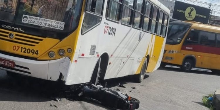 Em ‘curva da morte’ no bairro Armando Mendes, motoqueiro vai parar debaixo de ônibus; vídeo