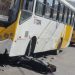 Em ‘curva da morte’ no bairro Armando Mendes, motoqueiro vai parar debaixo de ônibus; vídeo