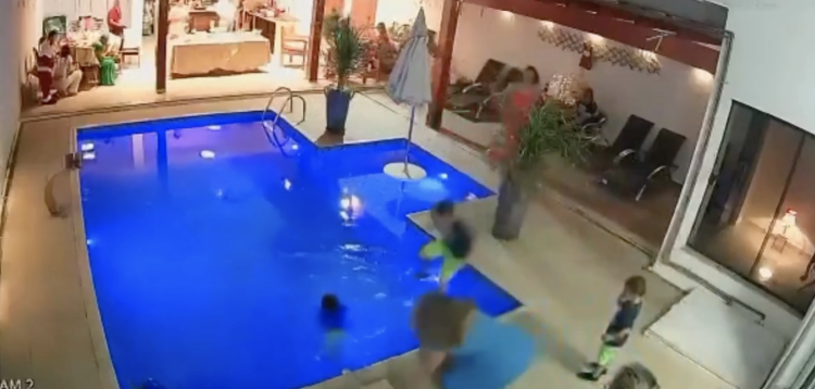 Menino de 10 anos pula na piscina para salvar irmão de 3 anos de morrer afogado; veja vídeo