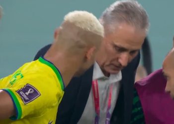 Vídeo: Tite paga promessa e faz a “dança do pombo” contra a Coréia
