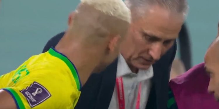 Vídeo: Tite paga promessa e faz a “dança do pombo” contra a Coréia