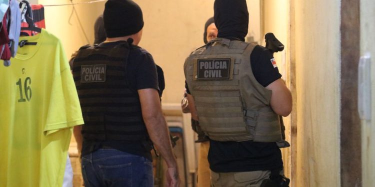Menina procura polícia após estuprador reaparecer e a ameaçar; ele foi preso em Manaus