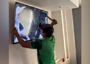 Torcedor surta e esfaqueia televisão após eliminação do México na Copa do Mundo