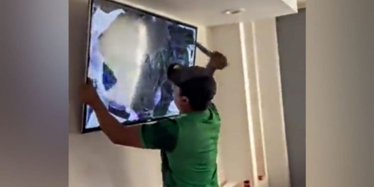 Torcedor surta e esfaqueia televisão após eliminação do México na Copa do Mundo