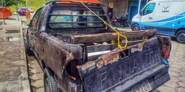 Em Manaus, feirante é executado dentro do próprio carro que fica todo ‘pipocado’ de tiros