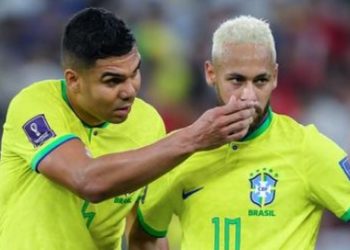 Vídeo: Isso que é parça! Casemiro limpa nariz de Neymar antes de falta