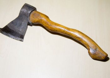 Aluno é flagrado com machado dentro do colégio e assume que planejava atentado