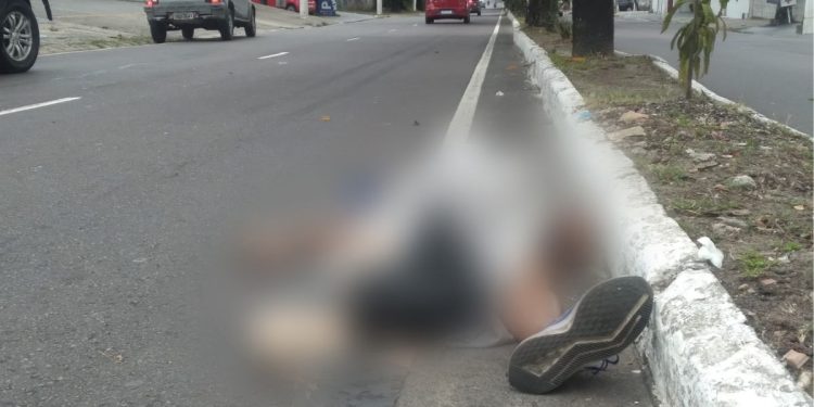 Pedreiro é atropelado a caminho do trabalho em Manaus em frente de shopping