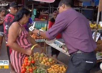 No Pará, nome inusitado de manga deixa repórter da Globo constrangido: ‘manga b*ceta*