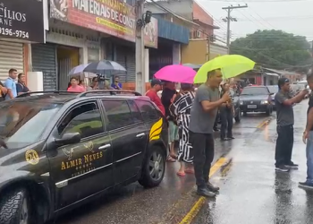 Vídeos: ‘Destruiu uma família! Assassino’, dizem família e amigos em protesto na frente da Via Alvorada