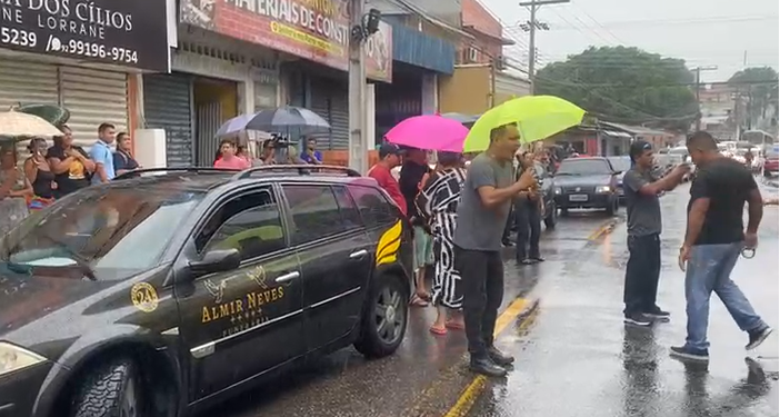 Vídeos: ‘Destruiu uma família! Assassino’, dizem família e amigos em protesto na frente da Via Alvorada