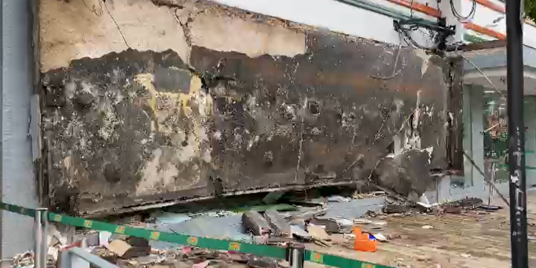 Vídeo: Loja Shop do Pé é saqueada após marquise desabar durante temporal em Manaus