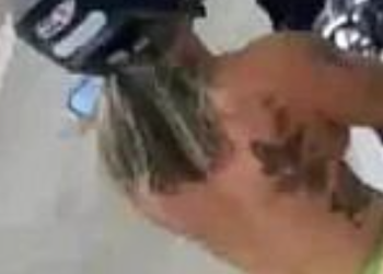 Motoqueira é presa ao ser flagrada pilotando moto apenas de calcinha